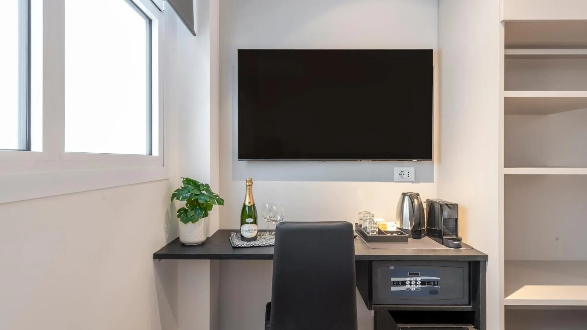 Bnbutler - Inbrera Suites - Giulianova, 1 Milan 0*,  Italy