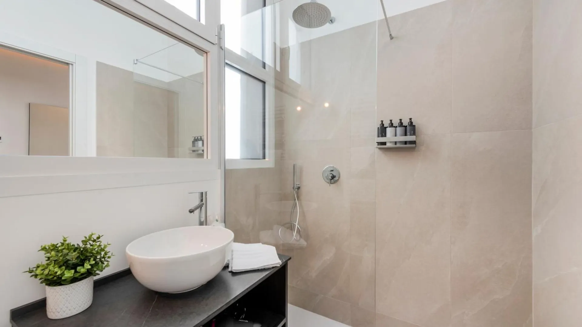 Bnbutler - Inbrera Suites - Giulianova, 1 Milan 0*,  Italy
