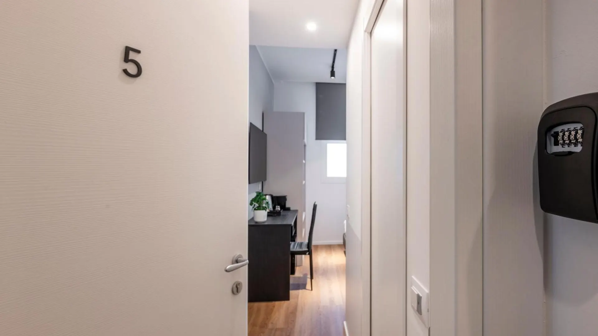 Guest house Bnbutler - Inbrera Suites - Giulianova, 1 Milan Italy