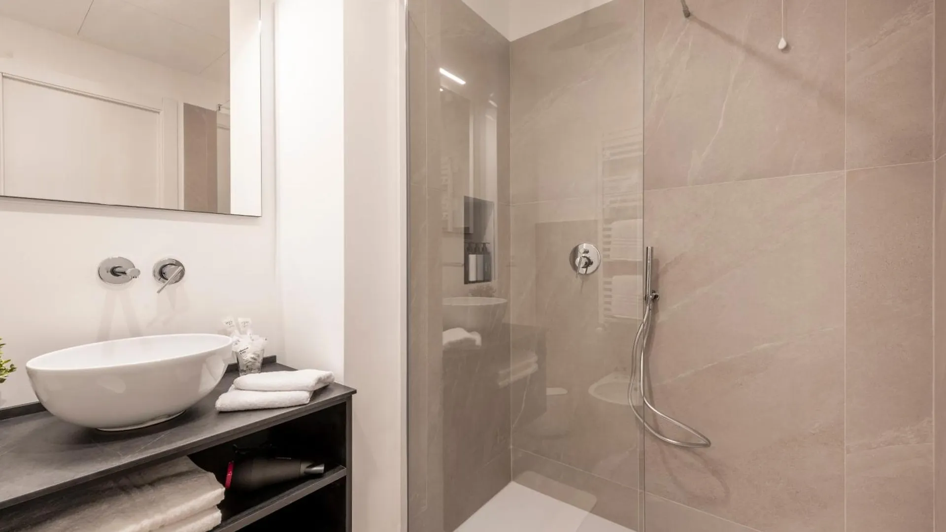 Guest house Bnbutler - Inbrera Suites - Giulianova, 1 Milan